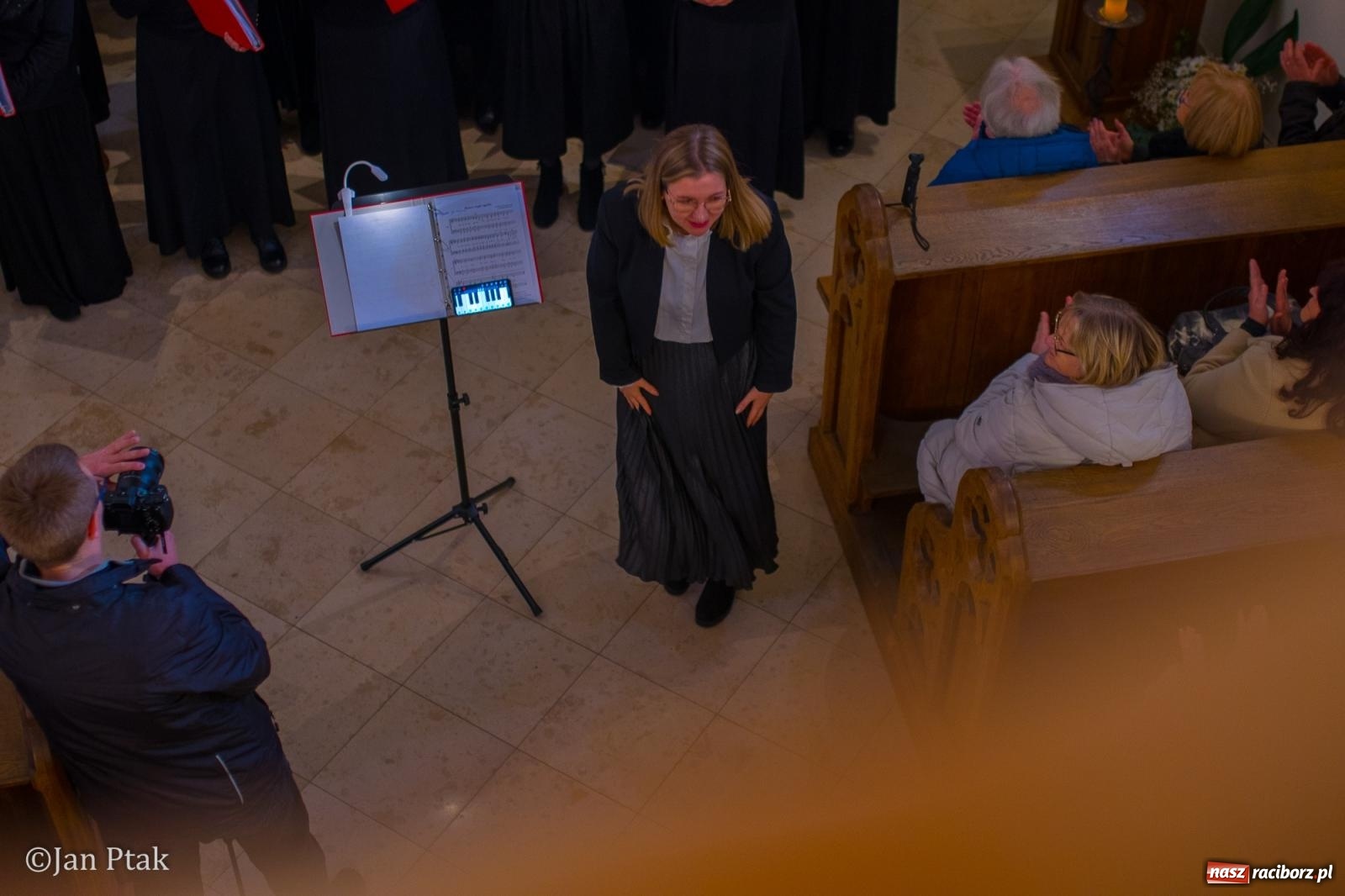 Zdjęcie w galerii na portalu naszraciborz.pl: Pieśni wielkopostne w kaplicy zamkowej. Owacje na stojąco dla scholi Od Serca [FOTO i WIDEO] wiadomości z regionu
