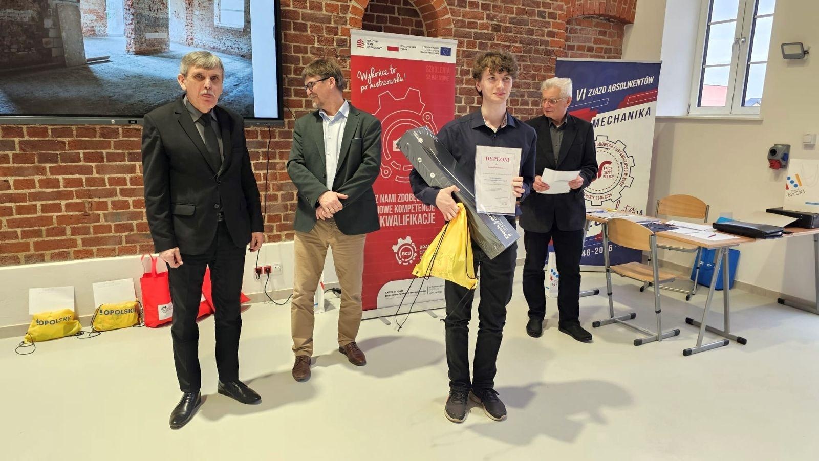 Zdjęcie w galerii na portalu naszraciborz.pl: Uczniowie CKZiU nr 1 w Raciborzu nagrodzeni w eliminacjach okręgowych XXXIX Olimpiady Wiedzy i Umiejętności Budowlanych wiadomości z regionu