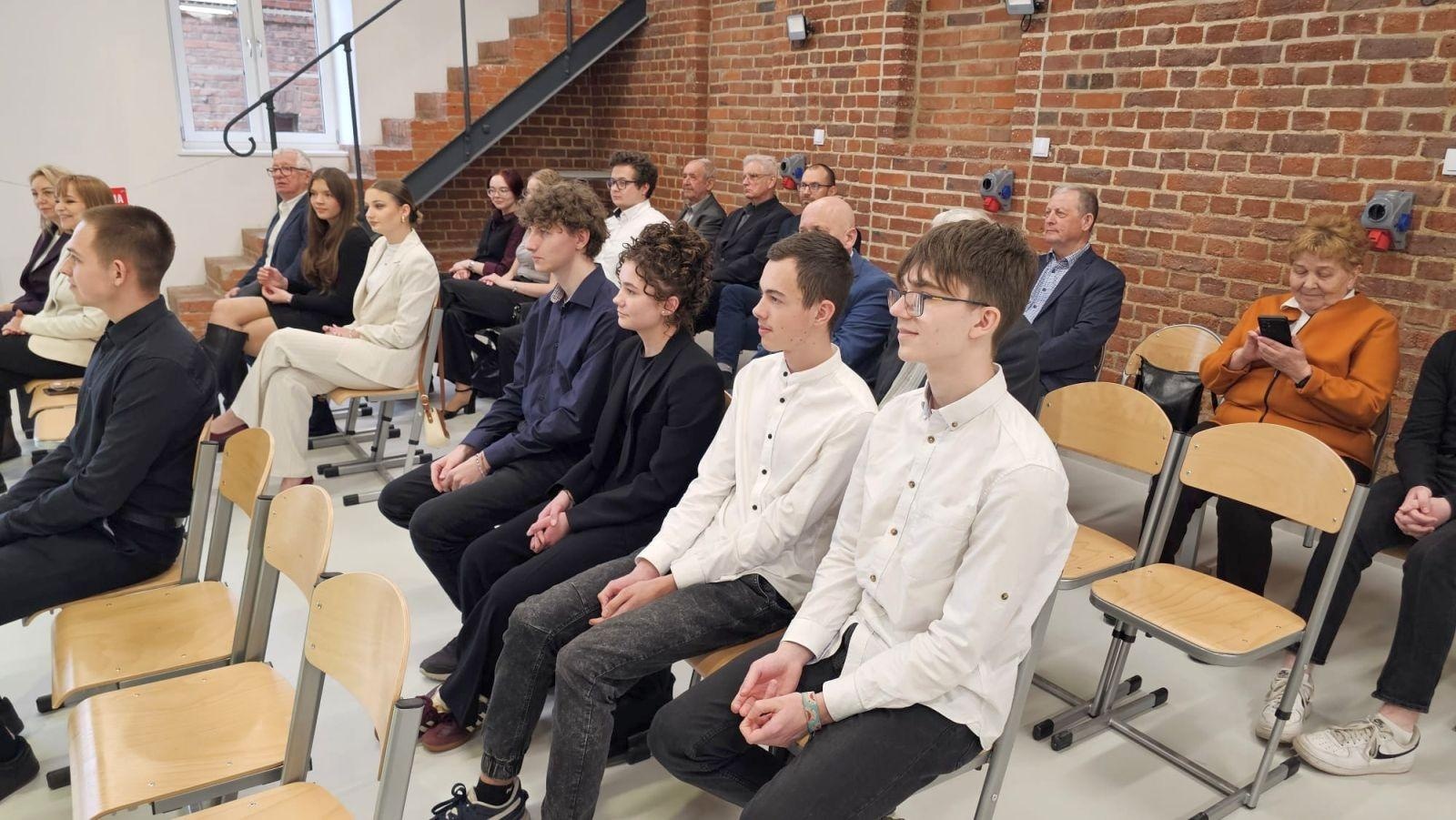 Zdjęcie w galerii na portalu naszraciborz.pl: Uczniowie CKZiU nr 1 w Raciborzu nagrodzeni w eliminacjach okręgowych XXXIX Olimpiady Wiedzy i Umiejętności Budowlanych wiadomości z regionu