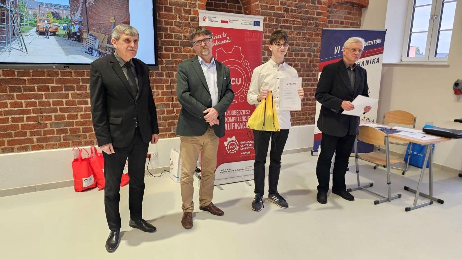 Zdjęcie w galerii na portalu naszraciborz.pl: Uczniowie CKZiU nr 1 w Raciborzu nagrodzeni w eliminacjach okręgowych XXXIX Olimpiady Wiedzy i Umiejętności Budowlanych wiadomości z regionu