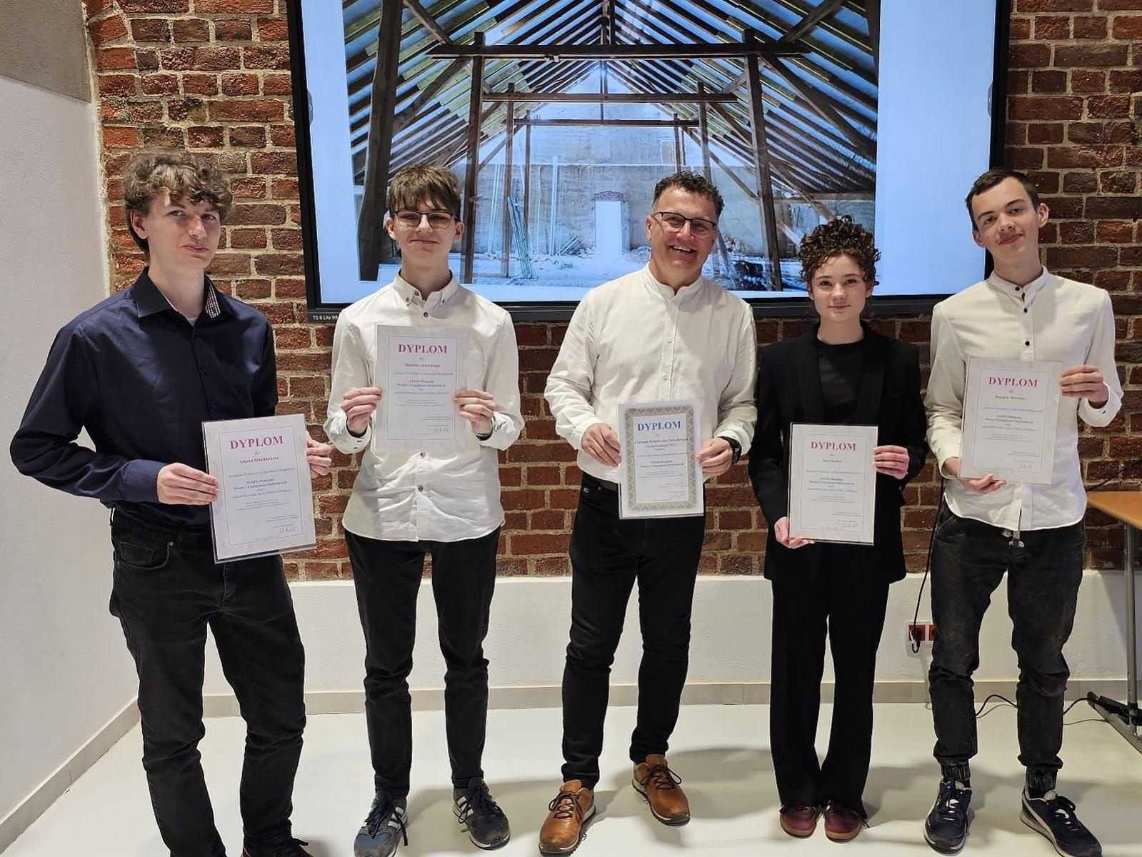 Zdjęcie w galerii na portalu naszraciborz.pl: Uczniowie CKZiU nr 1 w Raciborzu nagrodzeni w eliminacjach okręgowych XXXIX Olimpiady Wiedzy i Umiejętności Budowlanych wiadomości z regionu