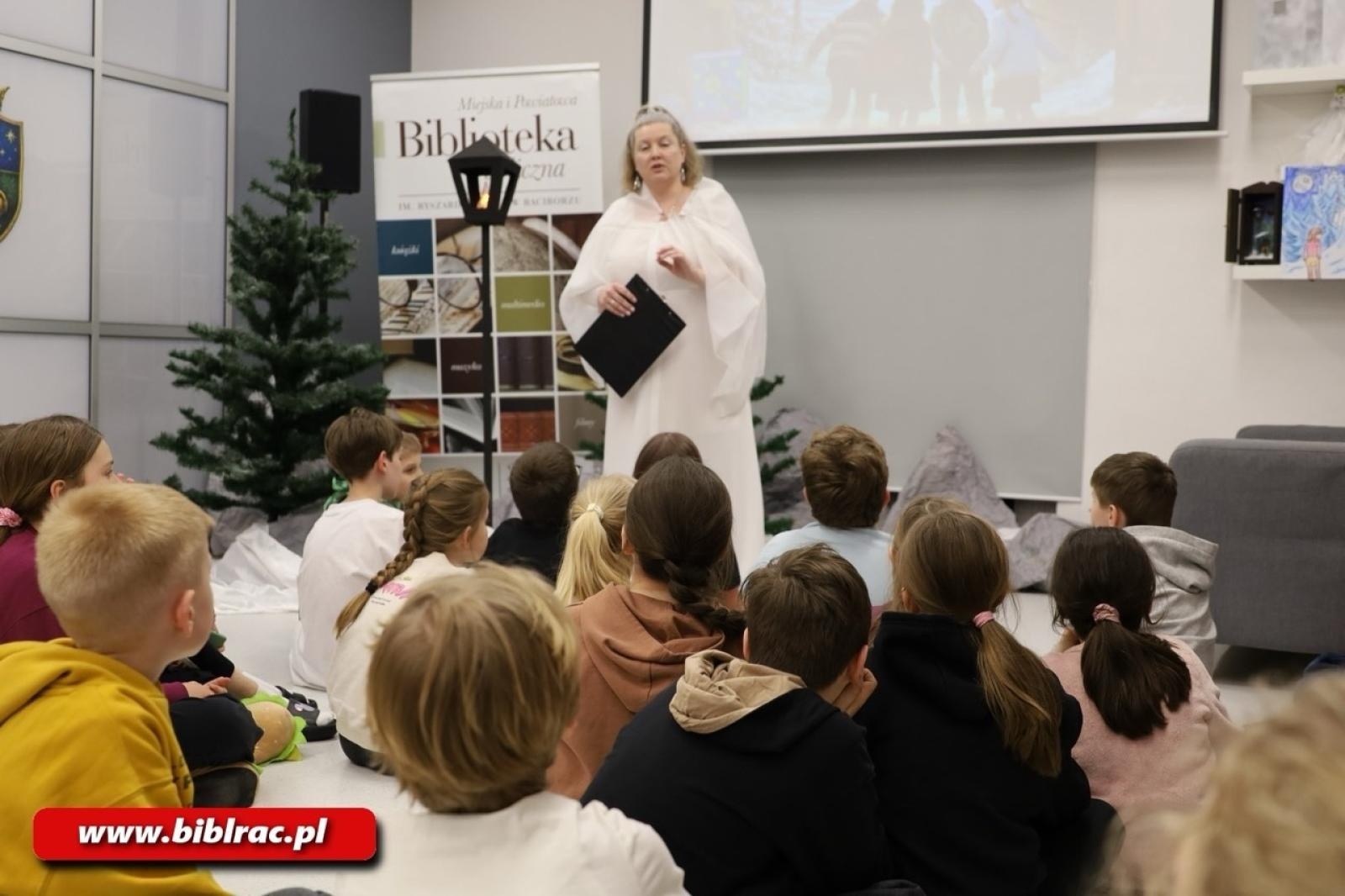 Zdjęcie w galerii na portalu naszraciborz.pl: Biblioteka pełna magii - Noc z Andersenem 2026 w krainie Narnii wiadomości z regionu