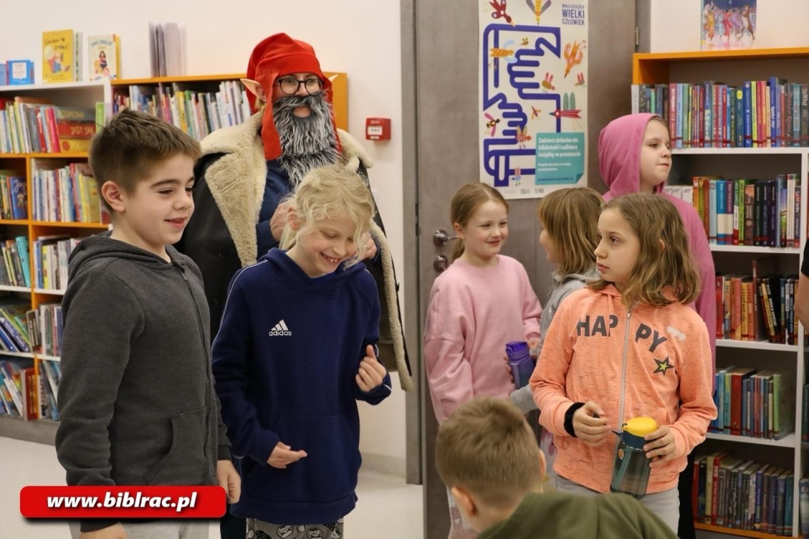 Zdjęcie w galerii na portalu naszraciborz.pl: Biblioteka pełna magii - Noc z Andersenem 2026 w krainie Narnii wiadomości z regionu