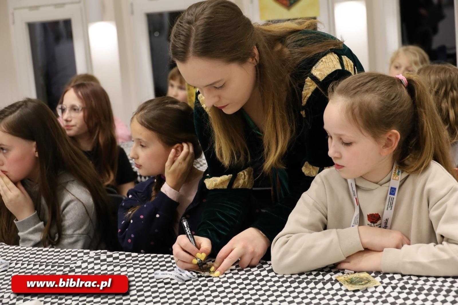 Zdjęcie w galerii na portalu naszraciborz.pl: Biblioteka pełna magii - Noc z Andersenem 2026 w krainie Narnii wiadomości z regionu