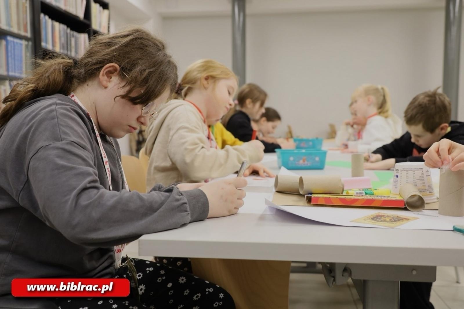 Zdjęcie w galerii na portalu naszraciborz.pl: Biblioteka pełna magii - Noc z Andersenem 2026 w krainie Narnii wiadomości z regionu