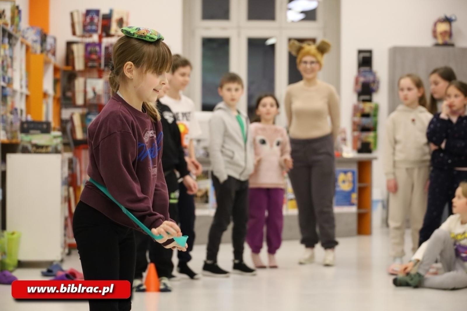 Zdjęcie w galerii na portalu naszraciborz.pl: Biblioteka pełna magii - Noc z Andersenem 2026 w krainie Narnii wiadomości z regionu