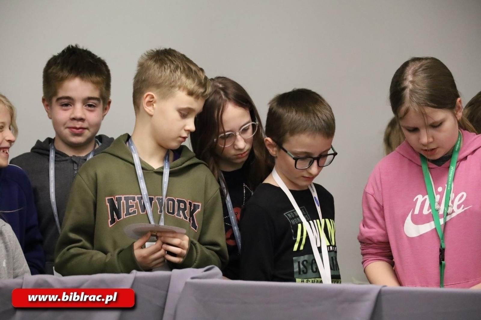 Zdjęcie w galerii na portalu naszraciborz.pl: Biblioteka pełna magii - Noc z Andersenem 2026 w krainie Narnii wiadomości z regionu