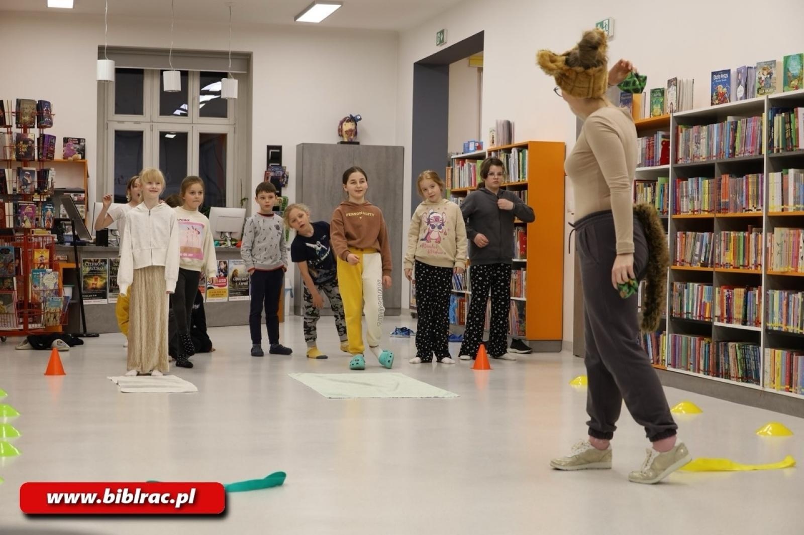 Zdjęcie w galerii na portalu naszraciborz.pl: Biblioteka pełna magii - Noc z Andersenem 2026 w krainie Narnii wiadomości z regionu