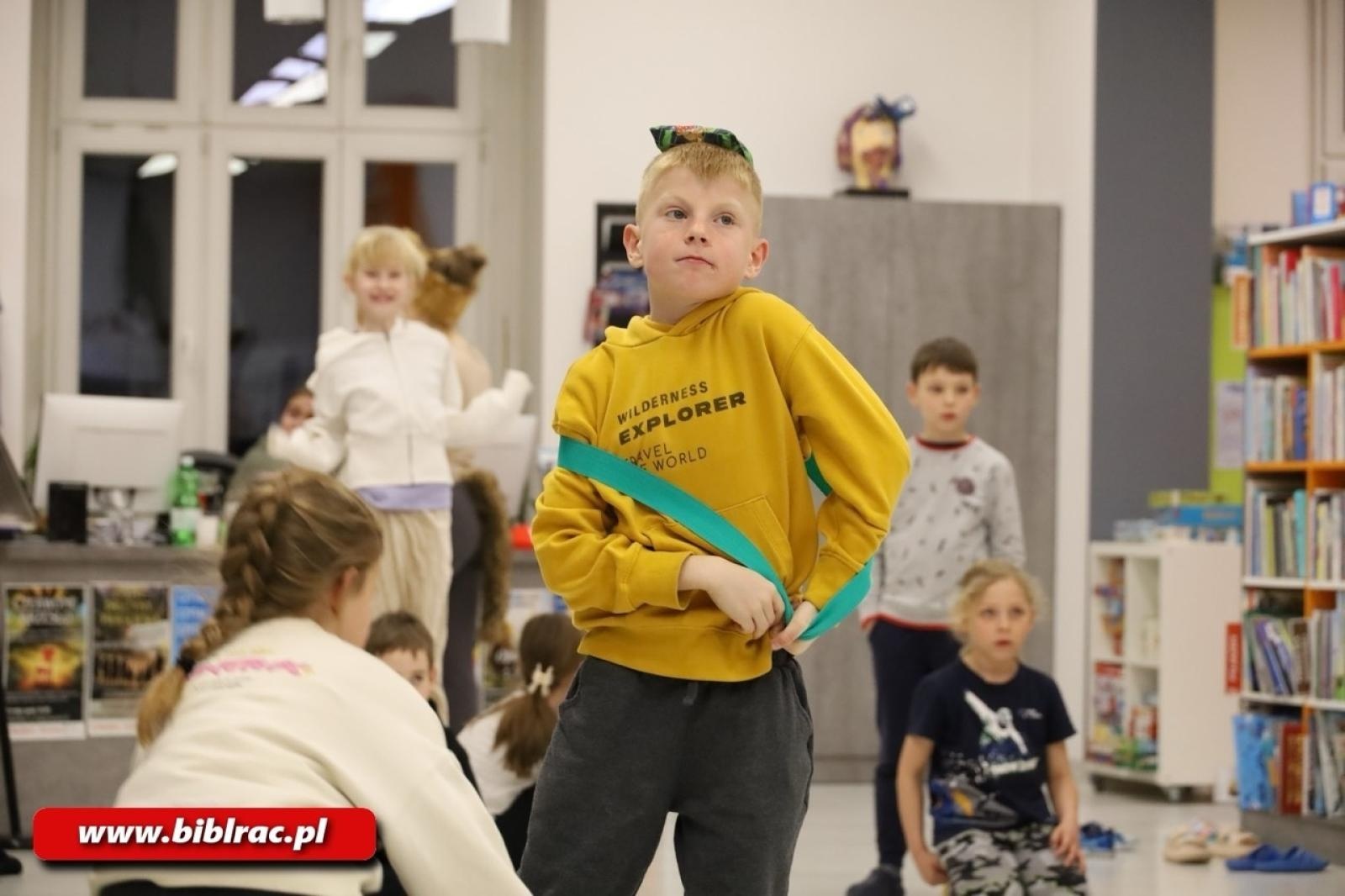 Zdjęcie w galerii na portalu naszraciborz.pl: Biblioteka pełna magii - Noc z Andersenem 2026 w krainie Narnii wiadomości z regionu