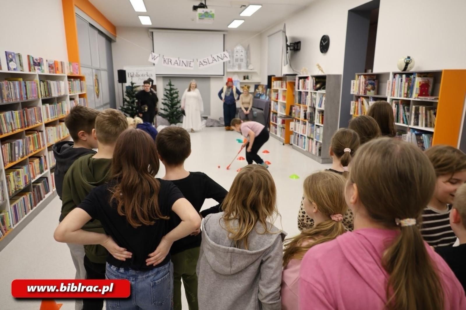 Zdjęcie w galerii na portalu naszraciborz.pl: Biblioteka pełna magii - Noc z Andersenem 2026 w krainie Narnii wiadomości z regionu