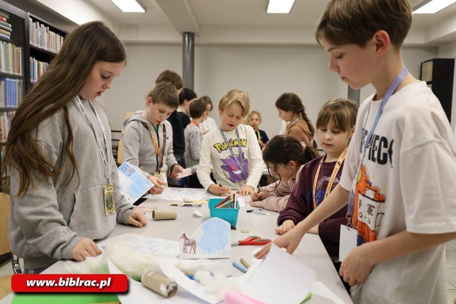 Zdjęcie w galerii na portalu naszraciborz.pl: Biblioteka pełna magii - Noc z Andersenem 2026 w krainie Narnii wiadomości z regionu