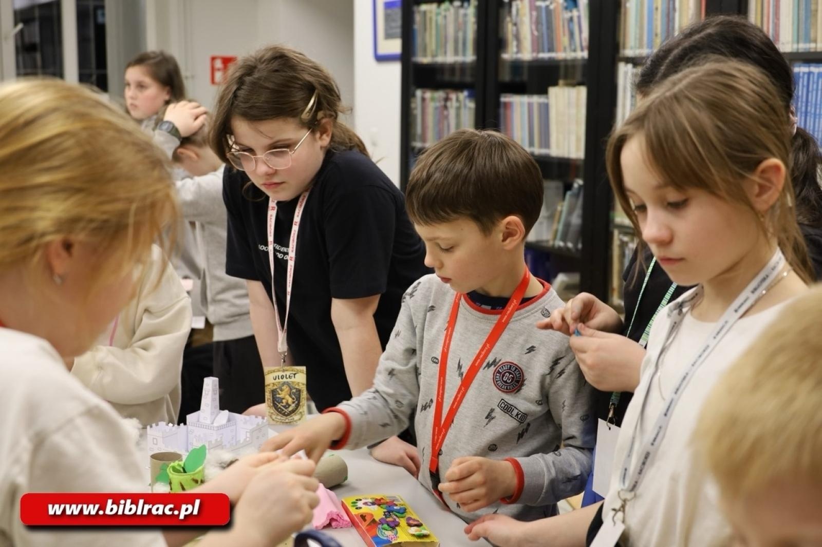 Zdjęcie w galerii na portalu naszraciborz.pl: Biblioteka pełna magii - Noc z Andersenem 2026 w krainie Narnii wiadomości z regionu