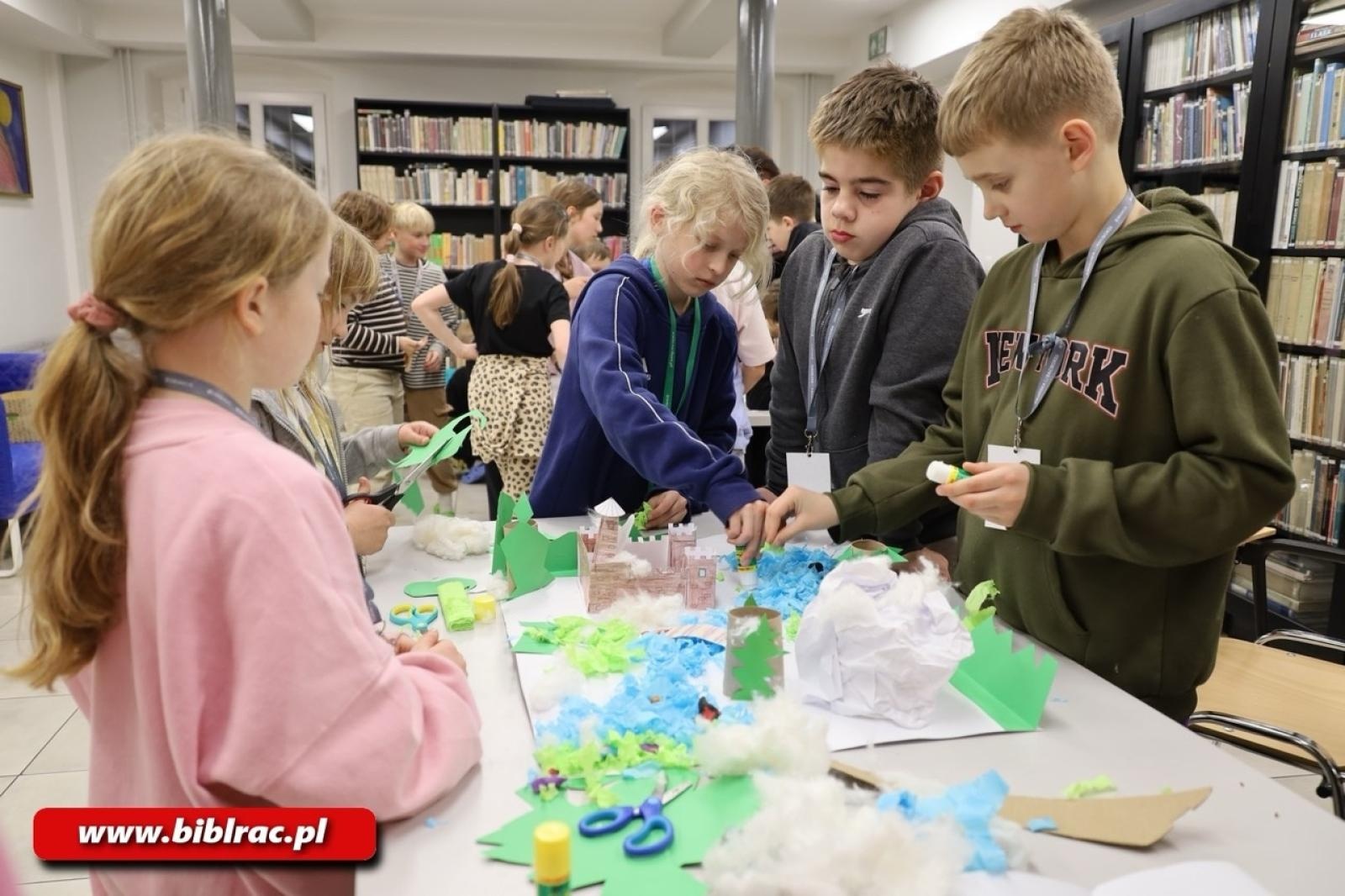 Zdjęcie w galerii na portalu naszraciborz.pl: Biblioteka pełna magii - Noc z Andersenem 2026 w krainie Narnii wiadomości z regionu