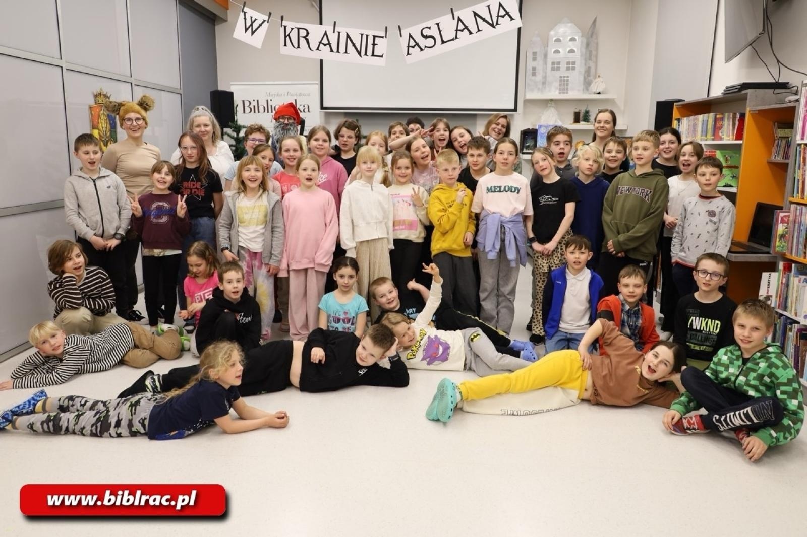 Zdjęcie w galerii na portalu naszraciborz.pl: Biblioteka pełna magii - Noc z Andersenem 2026 w krainie Narnii wiadomości z regionu