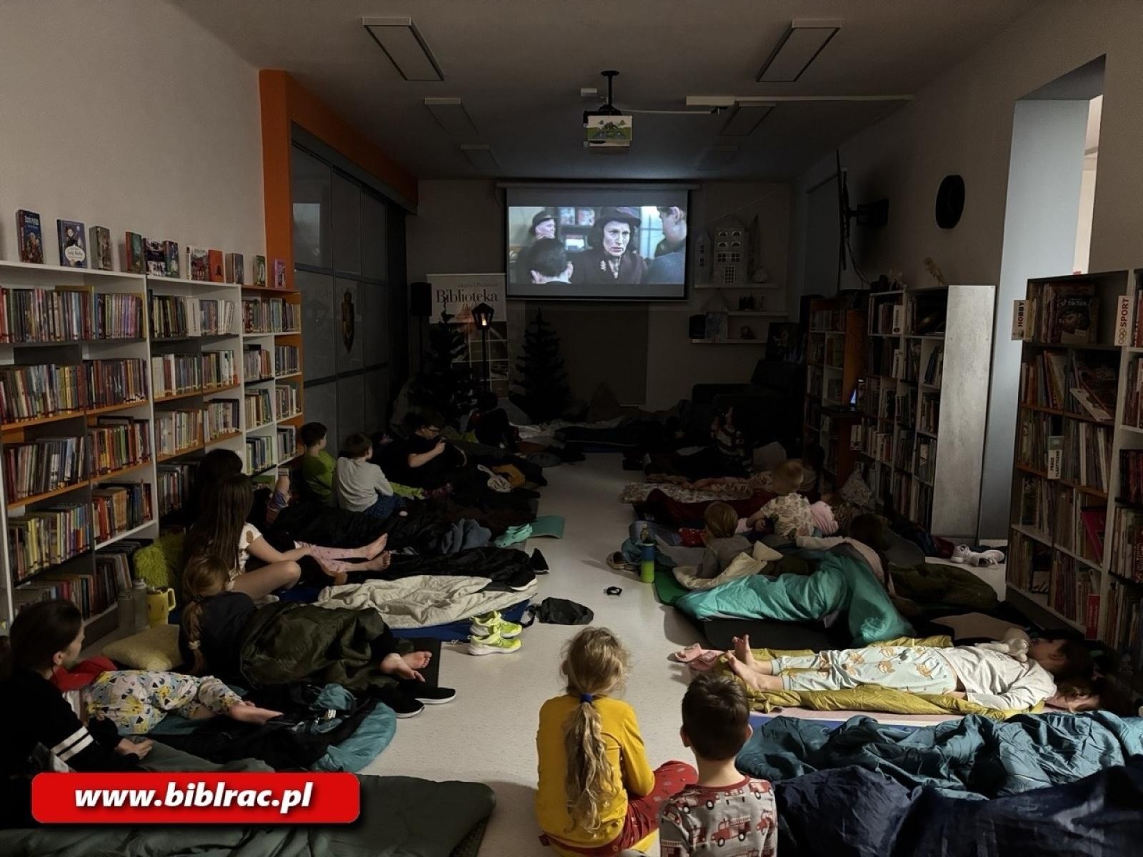 Zdjęcie w galerii na portalu naszraciborz.pl: Biblioteka pełna magii - Noc z Andersenem 2026 w krainie Narnii wiadomości z regionu