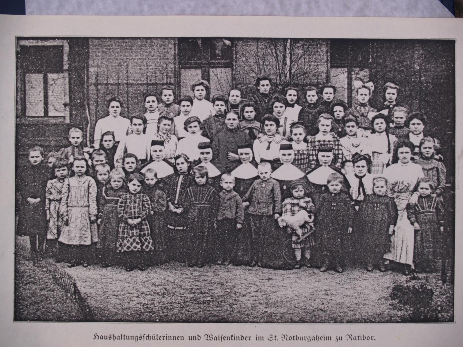 Zdjęcie w galerii na portalu naszraciborz.pl: Dlaczego święta Notburga pokochała Racibórz? 140. rocznica przybycia sióstr do naszego miasta wiadomości z regionu