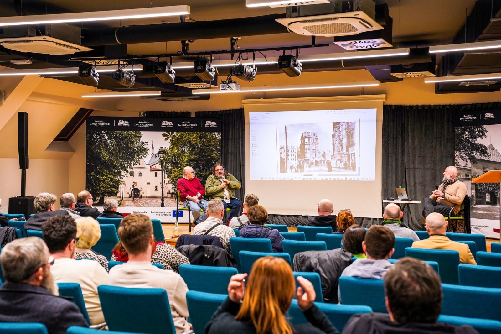 Zdjęcie w galerii na portalu naszraciborz.pl: Czerwony świt nad Odrą. Racibórz 1945 – spotkanie na Zamku Piastowskim wiadomości z regionu