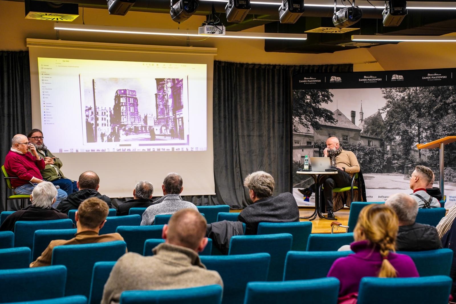 Zdjęcie w galerii na portalu naszraciborz.pl: Czerwony świt nad Odrą. Racibórz 1945 – spotkanie na Zamku Piastowskim wiadomości z regionu