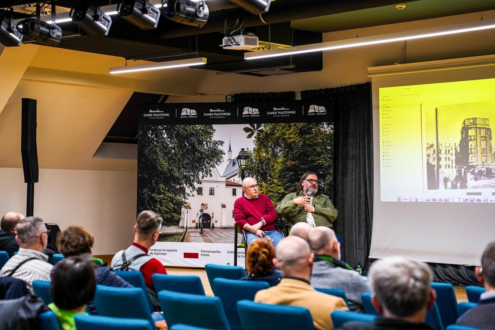 Zdjęcie w galerii na portalu naszraciborz.pl: Czerwony świt nad Odrą. Racibórz 1945 – spotkanie na Zamku Piastowskim wiadomości z regionu