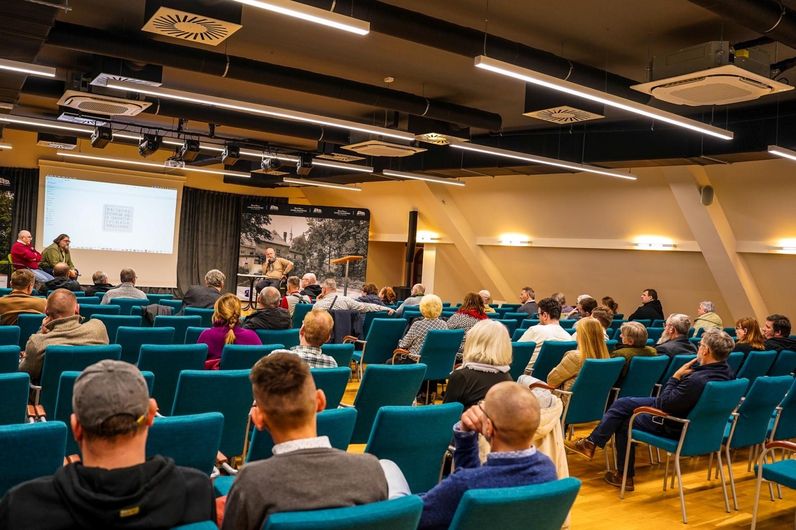 Zdjęcie w galerii na portalu naszraciborz.pl: Czerwony świt nad Odrą. Racibórz 1945 – spotkanie na Zamku Piastowskim wiadomości z regionu