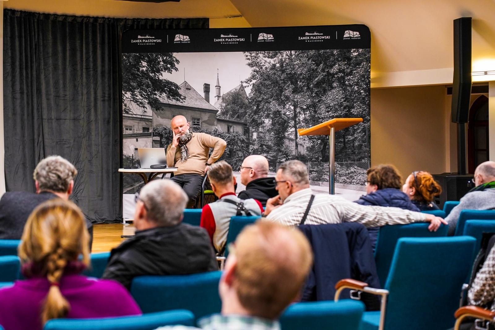Zdjęcie w galerii na portalu naszraciborz.pl: Czerwony świt nad Odrą. Racibórz 1945 – spotkanie na Zamku Piastowskim wiadomości z regionu