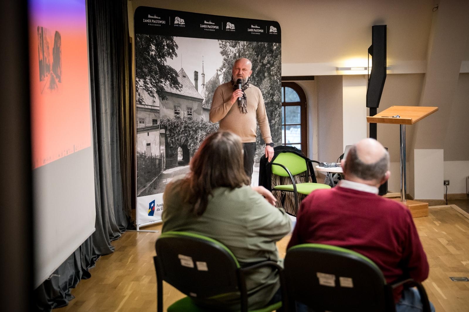 Zdjęcie w galerii na portalu naszraciborz.pl: Czerwony świt nad Odrą. Racibórz 1945 – spotkanie na Zamku Piastowskim wiadomości z regionu