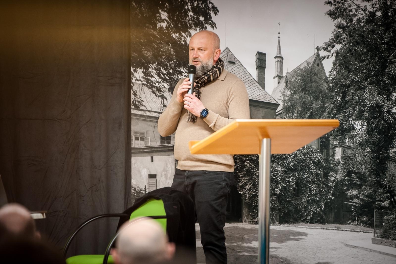 Zdjęcie w galerii na portalu naszraciborz.pl: Czerwony świt nad Odrą. Racibórz 1945 – spotkanie na Zamku Piastowskim wiadomości z regionu