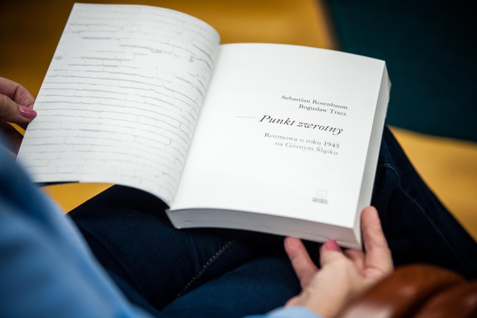 Zdjęcie w galerii na portalu naszraciborz.pl: Czerwony świt nad Odrą. Racibórz 1945 – spotkanie na Zamku Piastowskim wiadomości z regionu