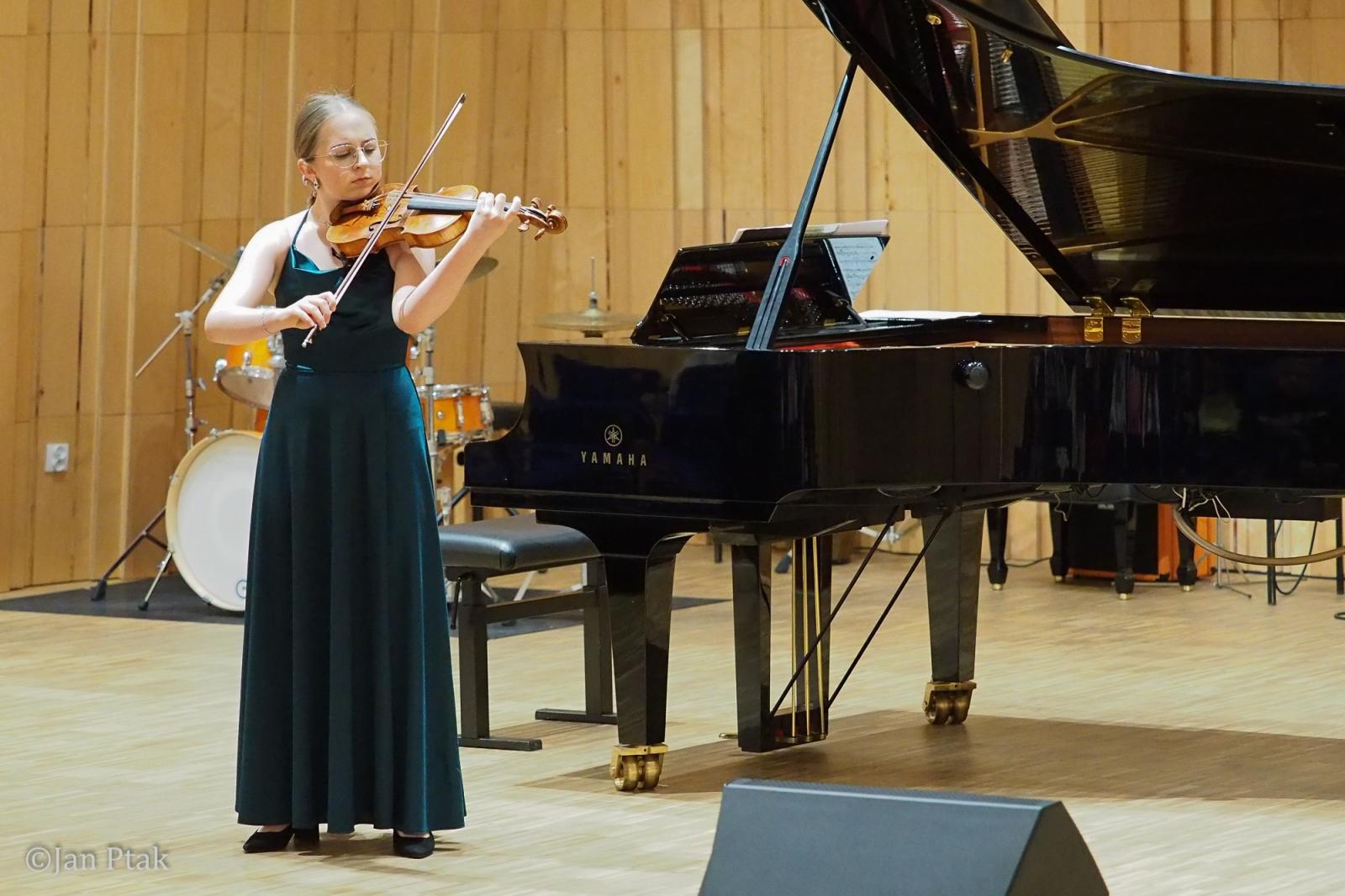 Zdjęcie w galerii na portalu naszraciborz.pl: Magia skrzypiec w raciborskiej PSM. Recital Oliwii Gronowicz wiadomości z regionu