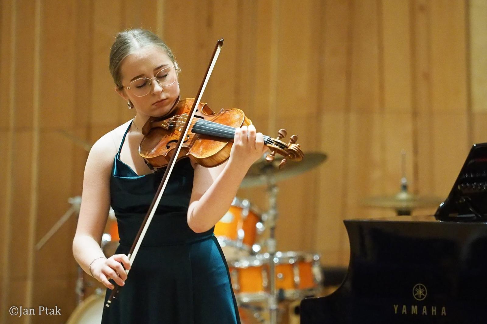 Zdjęcie w galerii na portalu naszraciborz.pl: Magia skrzypiec w raciborskiej PSM. Recital Oliwii Gronowicz wiadomości z regionu