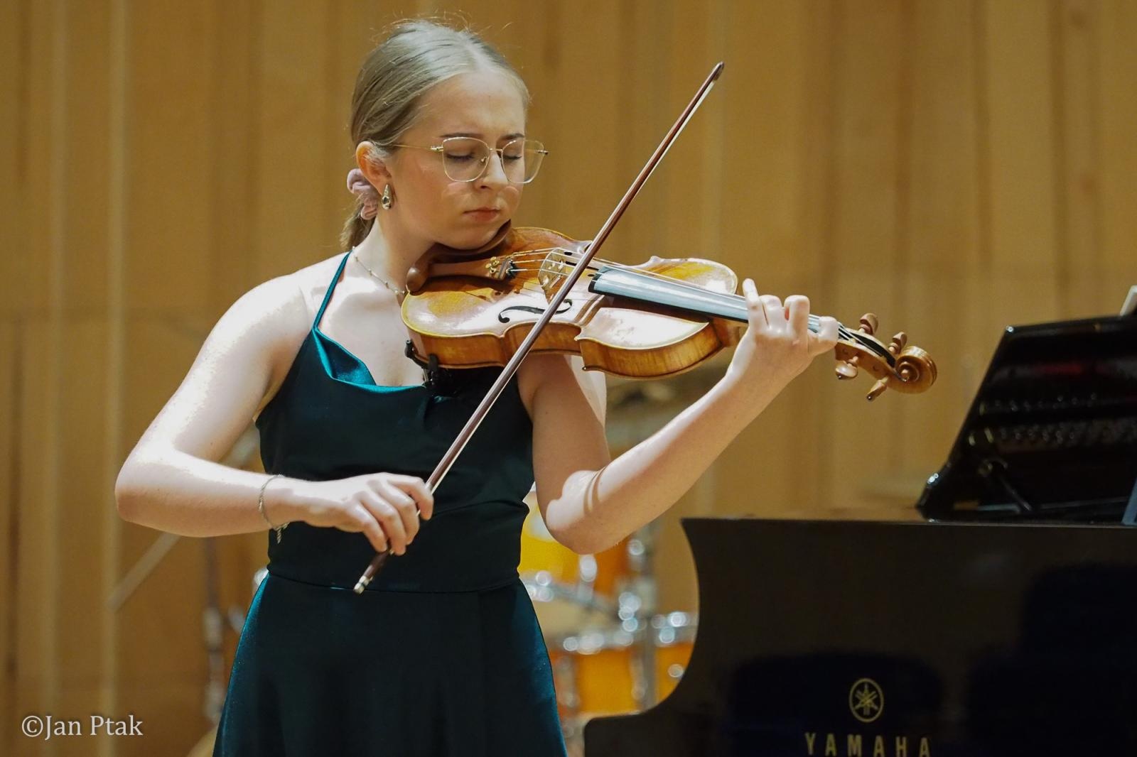 Zdjęcie w galerii na portalu naszraciborz.pl: Magia skrzypiec w raciborskiej PSM. Recital Oliwii Gronowicz wiadomości z regionu