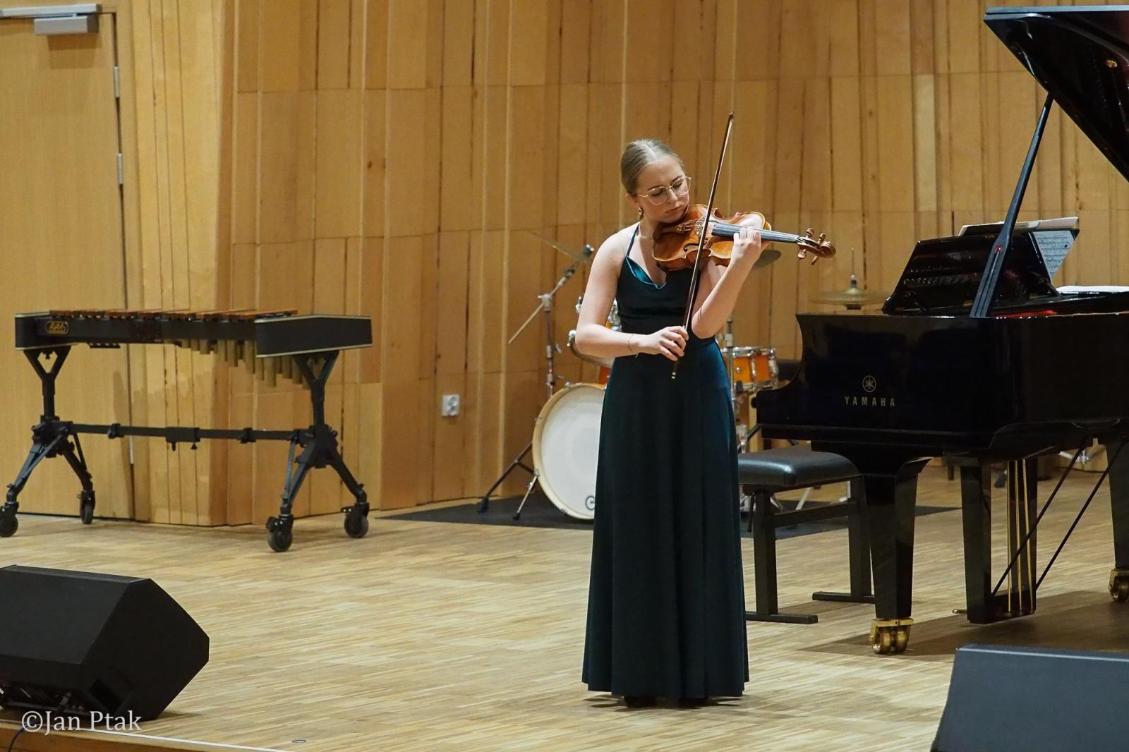 Zdjęcie w galerii na portalu naszraciborz.pl: Magia skrzypiec w raciborskiej PSM. Recital Oliwii Gronowicz wiadomości z regionu
