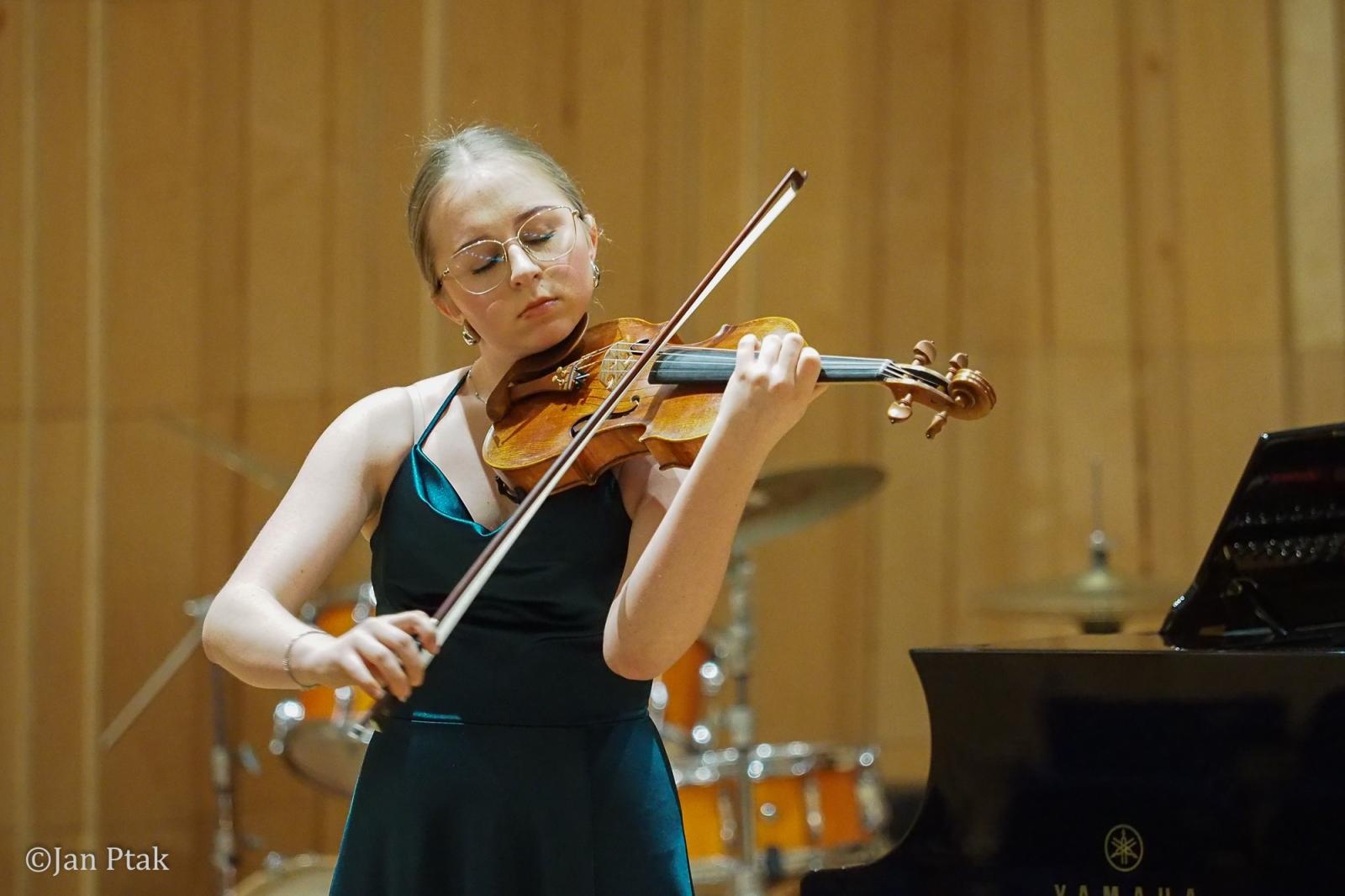 Zdjęcie w galerii na portalu naszraciborz.pl: Magia skrzypiec w raciborskiej PSM. Recital Oliwii Gronowicz wiadomości z regionu