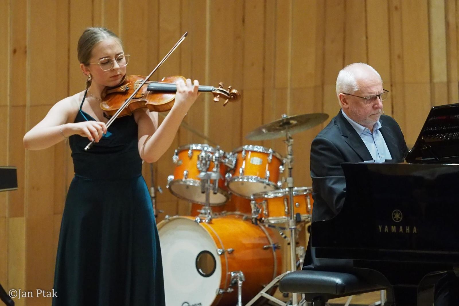 Zdjęcie w galerii na portalu naszraciborz.pl: Magia skrzypiec w raciborskiej PSM. Recital Oliwii Gronowicz wiadomości z regionu