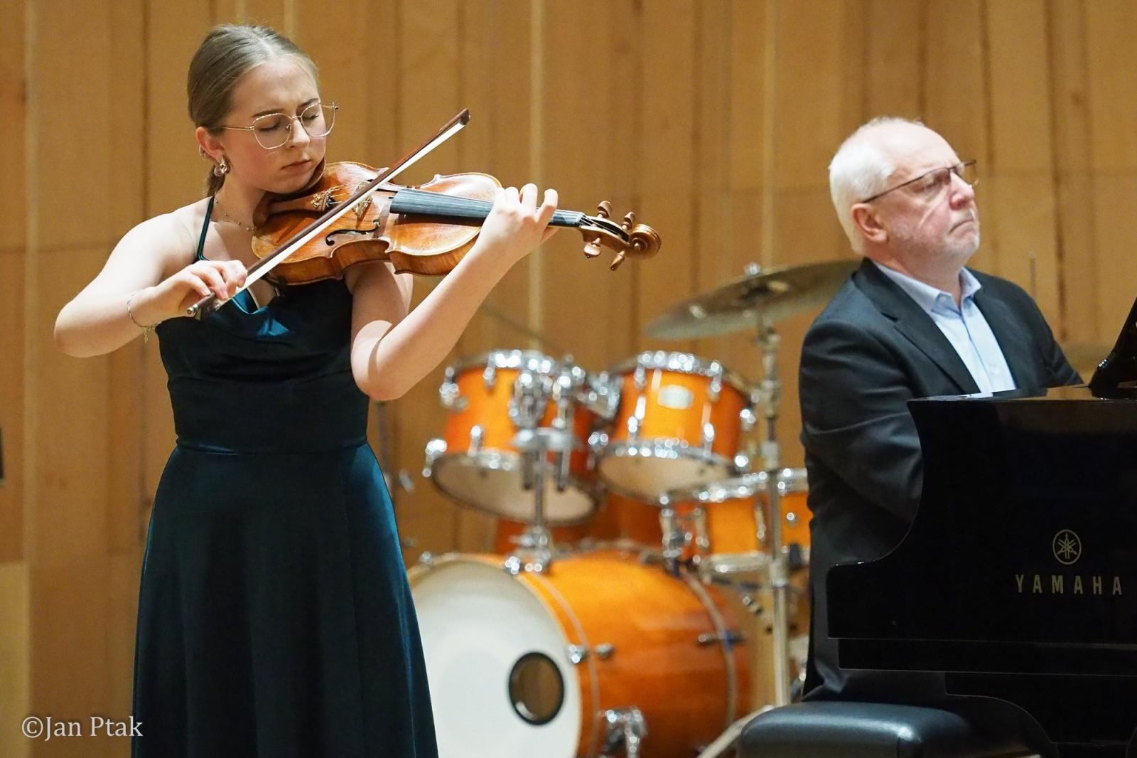 Zdjęcie w galerii na portalu naszraciborz.pl: Magia skrzypiec w raciborskiej PSM. Recital Oliwii Gronowicz wiadomości z regionu
