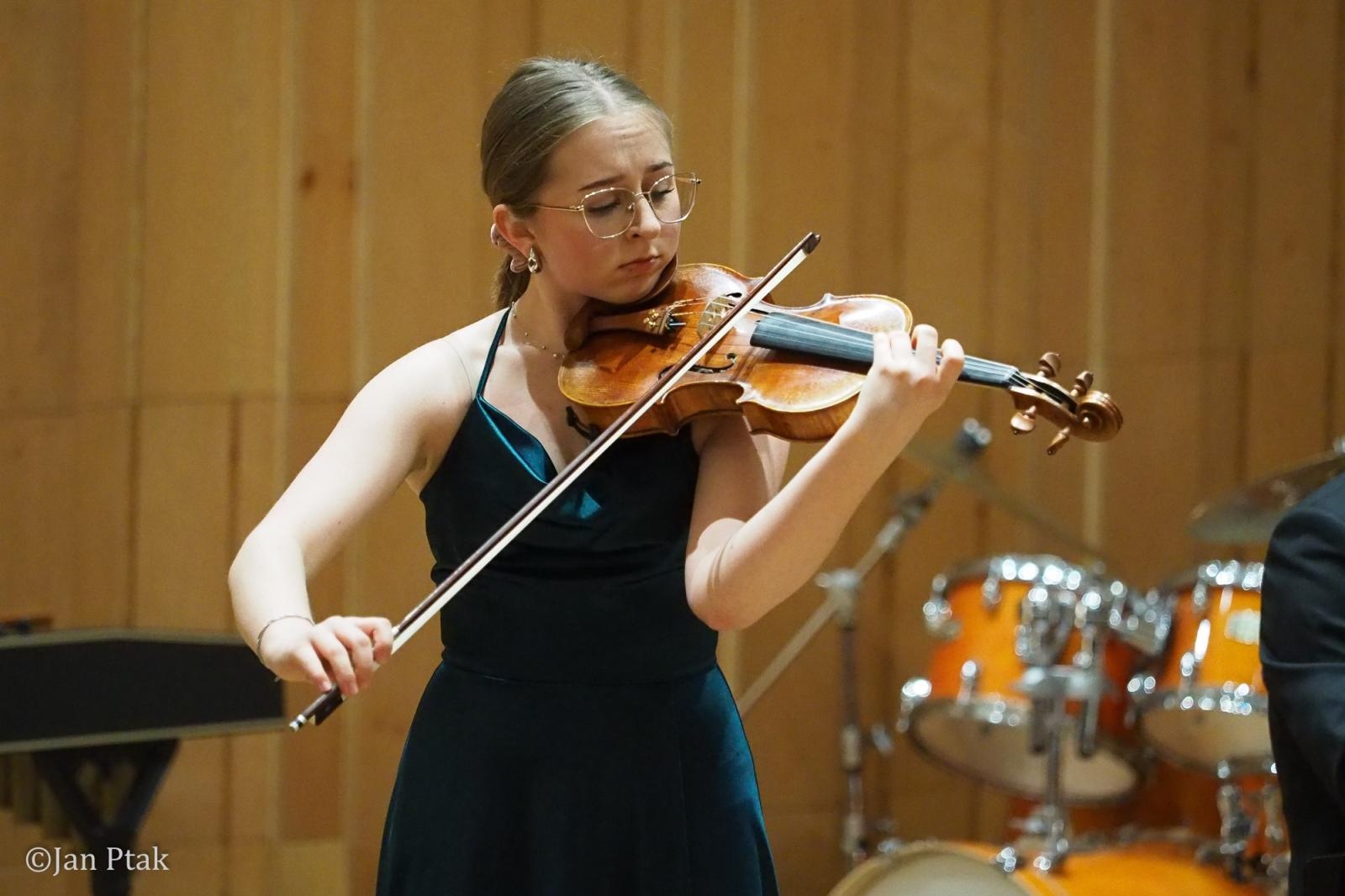 Zdjęcie w galerii na portalu naszraciborz.pl: Magia skrzypiec w raciborskiej PSM. Recital Oliwii Gronowicz wiadomości z regionu