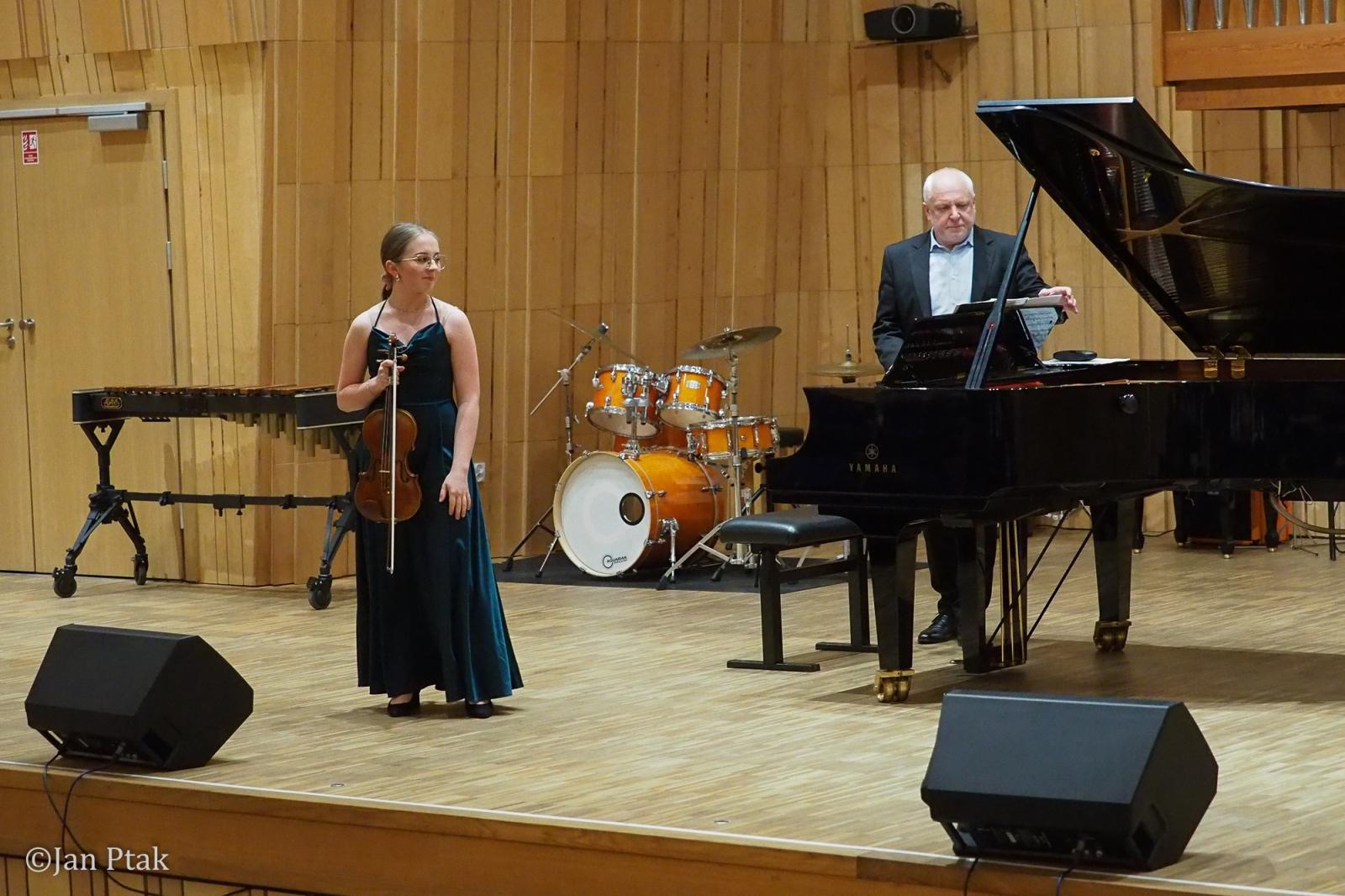 Zdjęcie w galerii na portalu naszraciborz.pl: Magia skrzypiec w raciborskiej PSM. Recital Oliwii Gronowicz wiadomości z regionu