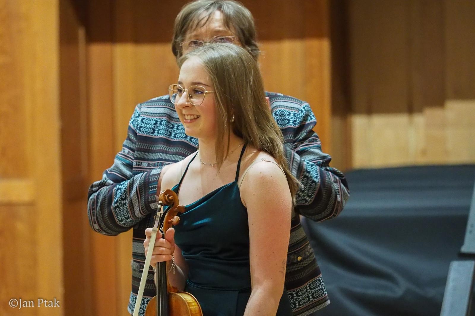 Zdjęcie w galerii na portalu naszraciborz.pl: Magia skrzypiec w raciborskiej PSM. Recital Oliwii Gronowicz wiadomości z regionu
