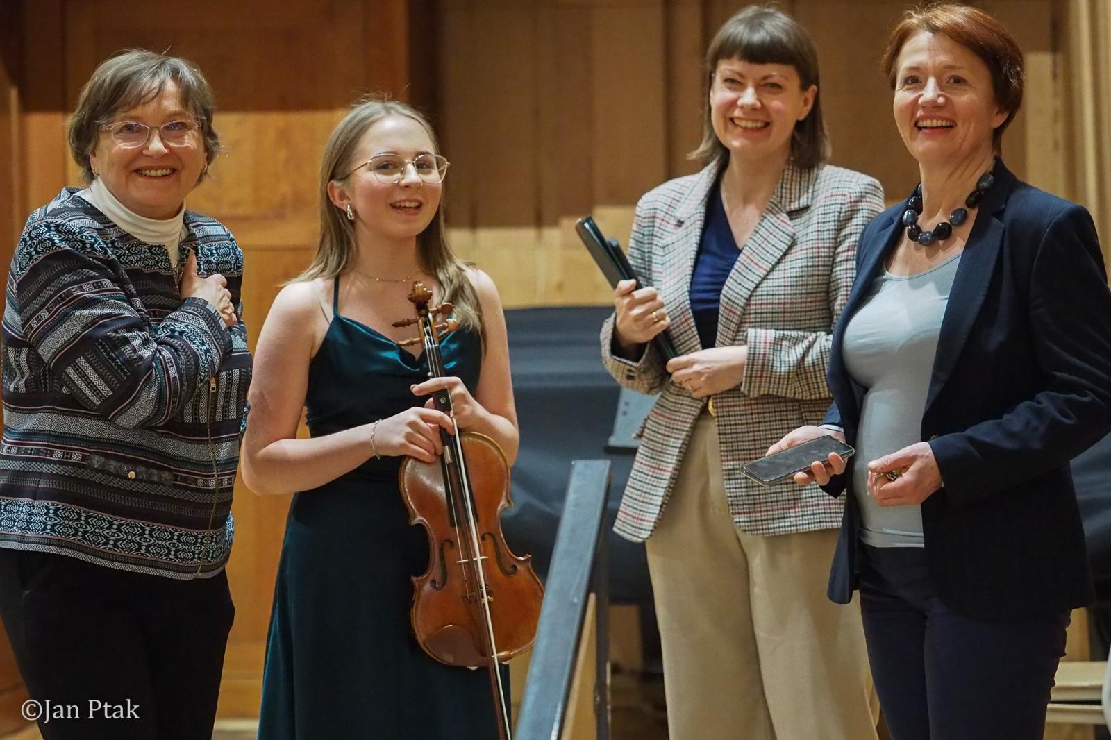 Zdjęcie w galerii na portalu naszraciborz.pl: Magia skrzypiec w raciborskiej PSM. Recital Oliwii Gronowicz wiadomości z regionu