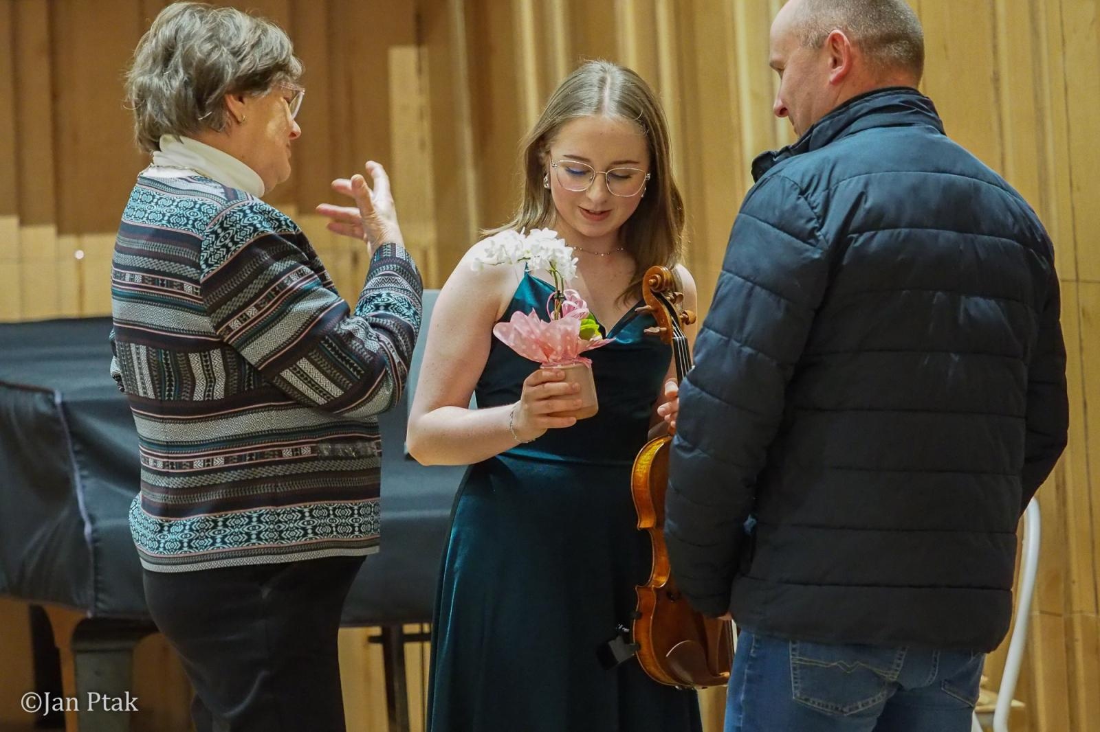 Zdjęcie w galerii na portalu naszraciborz.pl: Magia skrzypiec w raciborskiej PSM. Recital Oliwii Gronowicz wiadomości z regionu