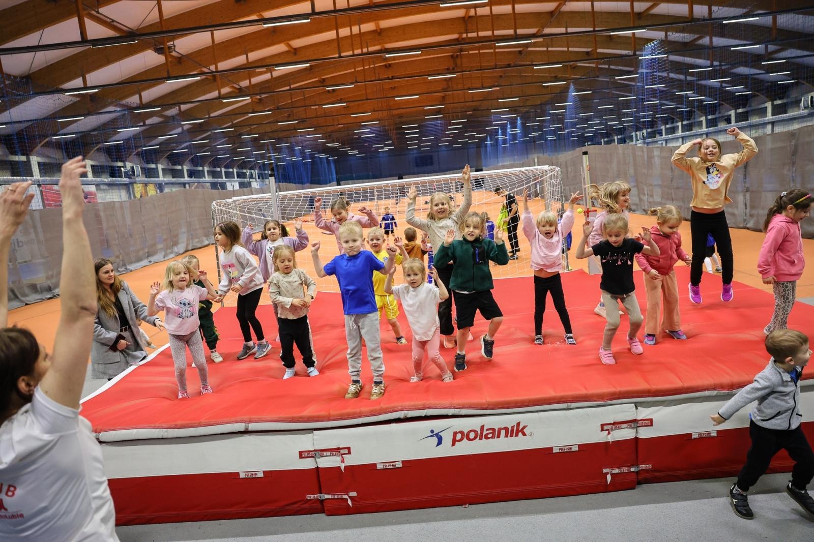 Zdjęcie w galerii na portalu naszraciborz.pl: Bo każdy artysta musi być w formie. Mali Odkrywcy Sztuki z RCK na treningu w Szkole Mistrzostwa Sportowego wiadomości z regionu