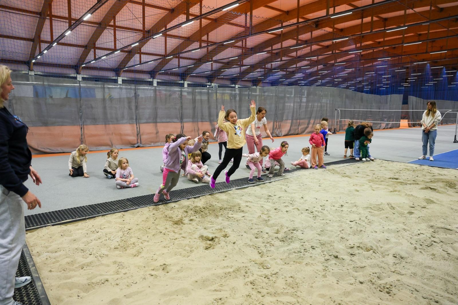 Zdjęcie w galerii na portalu naszraciborz.pl: Bo każdy artysta musi być w formie. Mali Odkrywcy Sztuki z RCK na treningu w Szkole Mistrzostwa Sportowego wiadomości z regionu