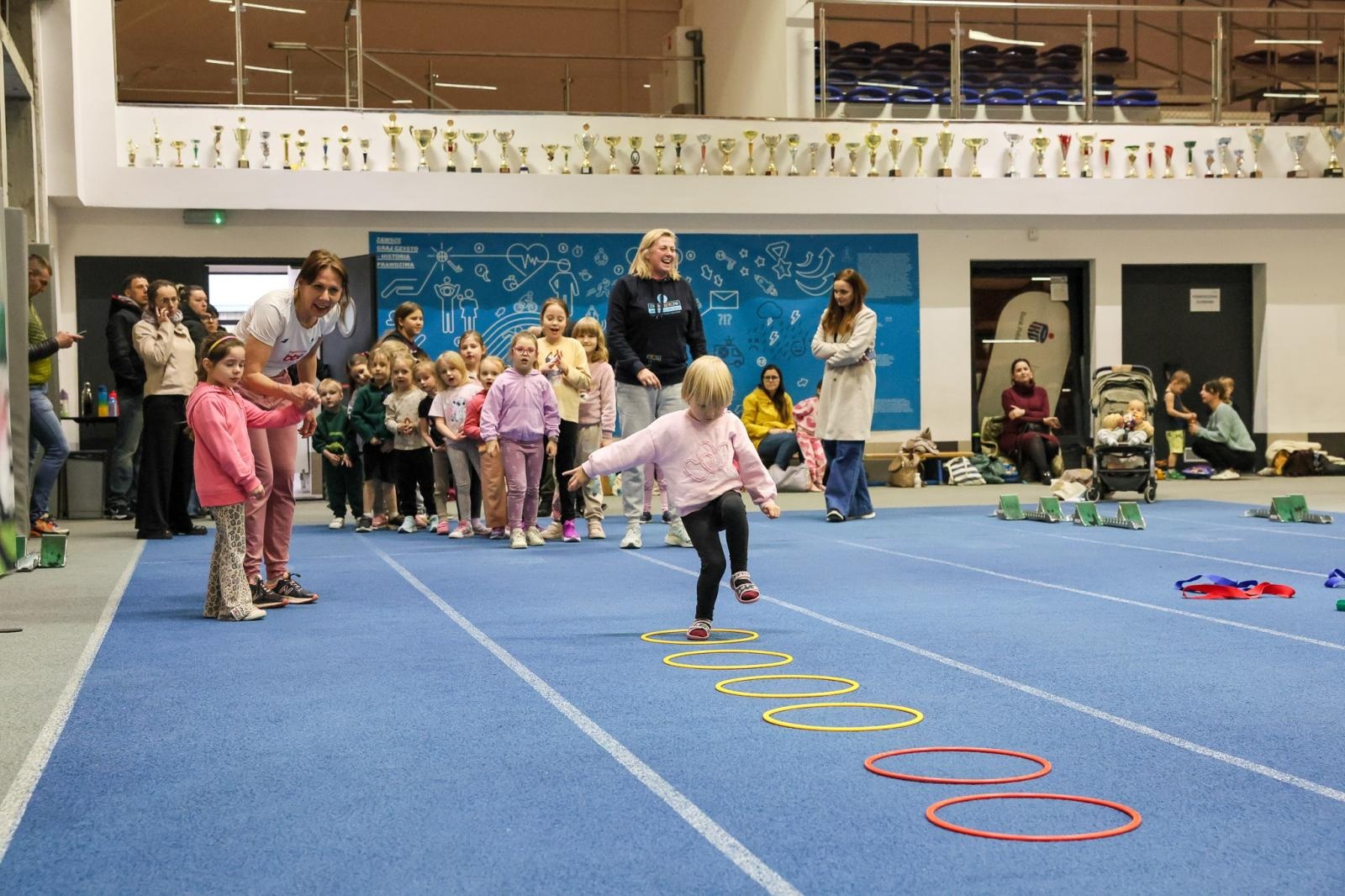 Zdjęcie w galerii na portalu naszraciborz.pl: Bo każdy artysta musi być w formie. Mali Odkrywcy Sztuki z RCK na treningu w Szkole Mistrzostwa Sportowego wiadomości z regionu