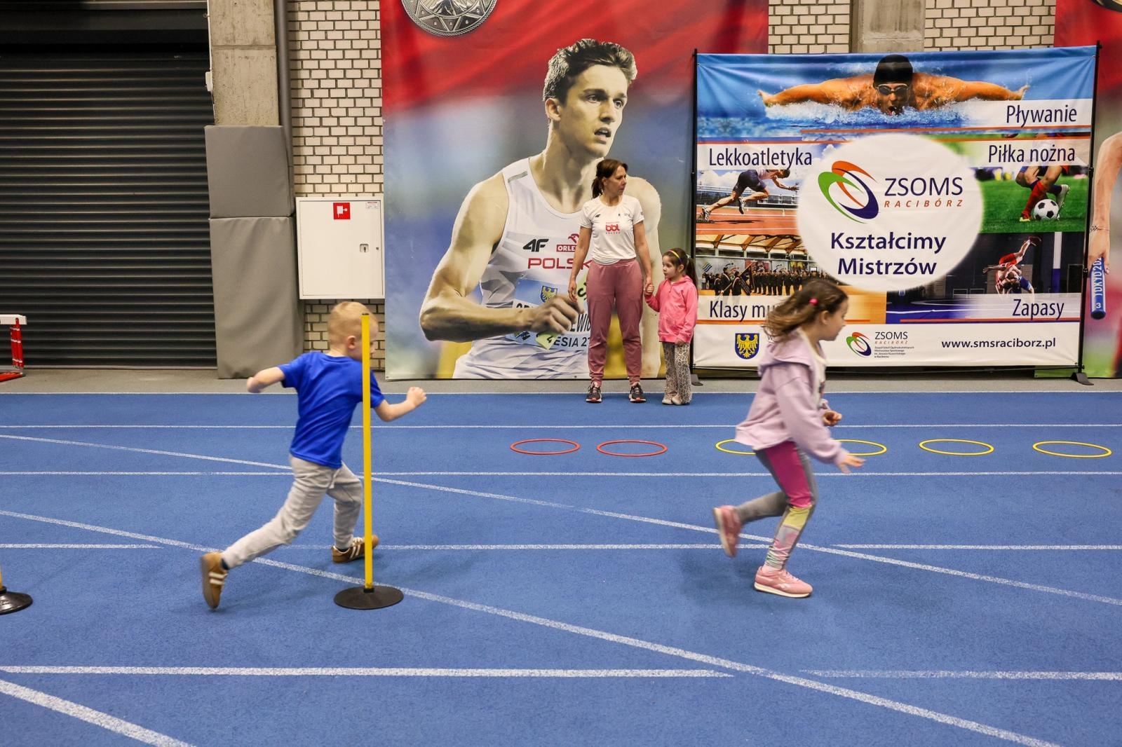 Zdjęcie w galerii na portalu naszraciborz.pl: Bo każdy artysta musi być w formie. Mali Odkrywcy Sztuki z RCK na treningu w Szkole Mistrzostwa Sportowego wiadomości z regionu