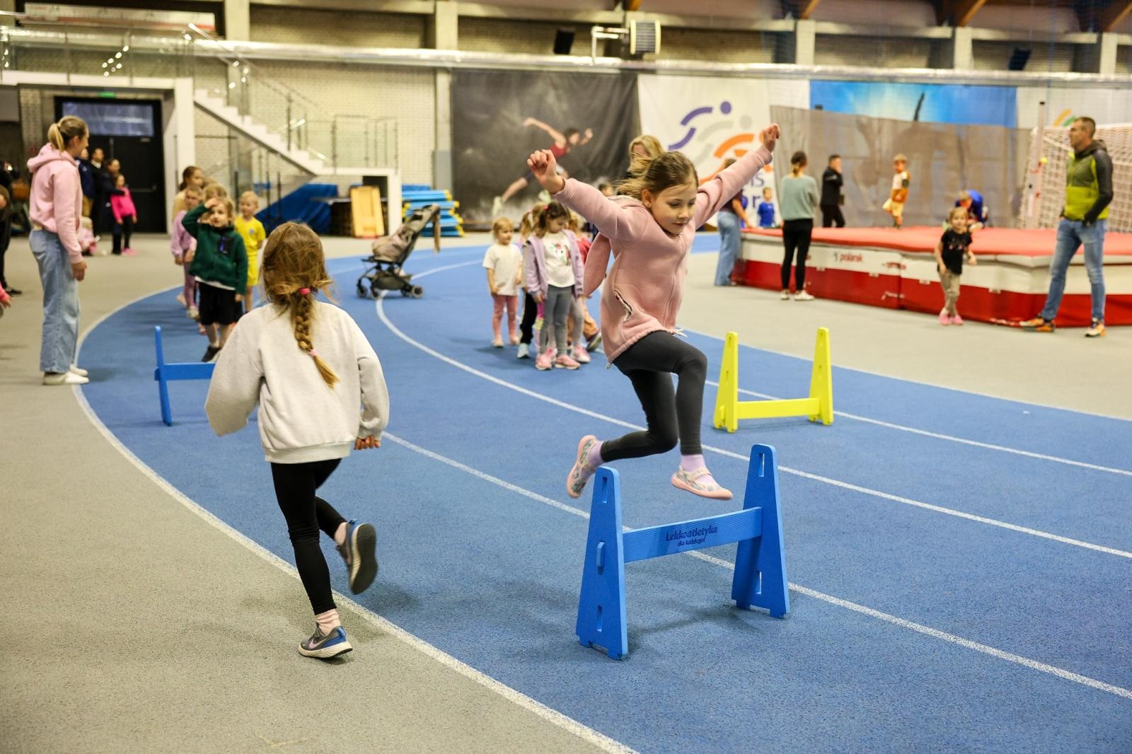 Zdjęcie w galerii na portalu naszraciborz.pl: Bo każdy artysta musi być w formie. Mali Odkrywcy Sztuki z RCK na treningu w Szkole Mistrzostwa Sportowego wiadomości z regionu