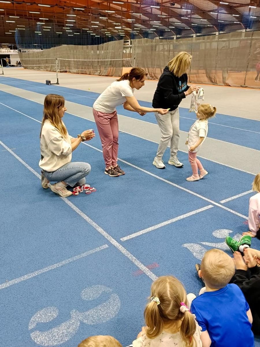 Zdjęcie w galerii na portalu naszraciborz.pl: Bo każdy artysta musi być w formie. Mali Odkrywcy Sztuki z RCK na treningu w Szkole Mistrzostwa Sportowego wiadomości z regionu