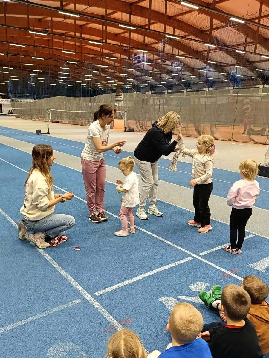 Zdjęcie w galerii na portalu naszraciborz.pl: Bo każdy artysta musi być w formie. Mali Odkrywcy Sztuki z RCK na treningu w Szkole Mistrzostwa Sportowego wiadomości z regionu