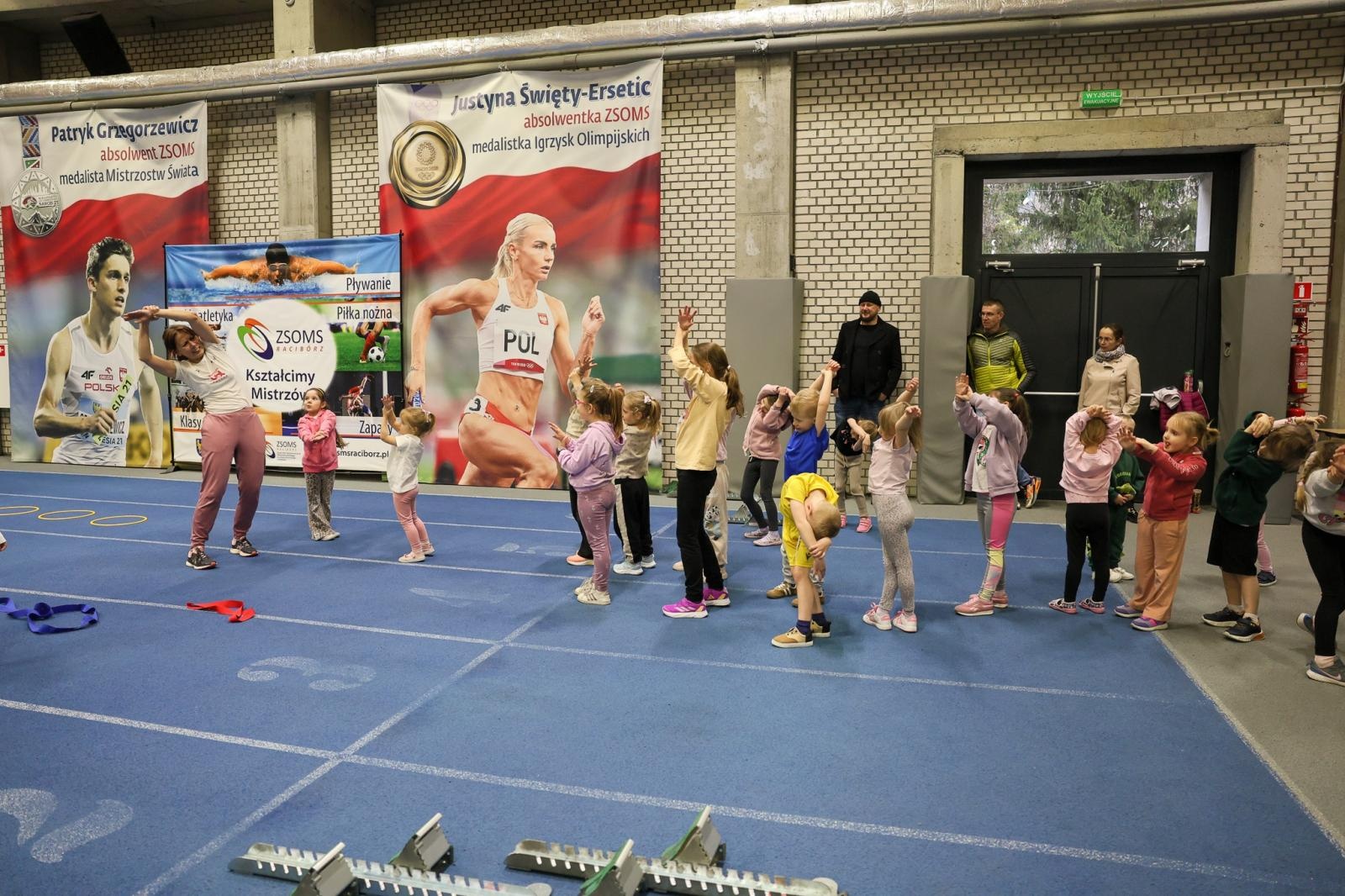 Zdjęcie w galerii na portalu naszraciborz.pl: Bo każdy artysta musi być w formie. Mali Odkrywcy Sztuki z RCK na treningu w Szkole Mistrzostwa Sportowego wiadomości z regionu