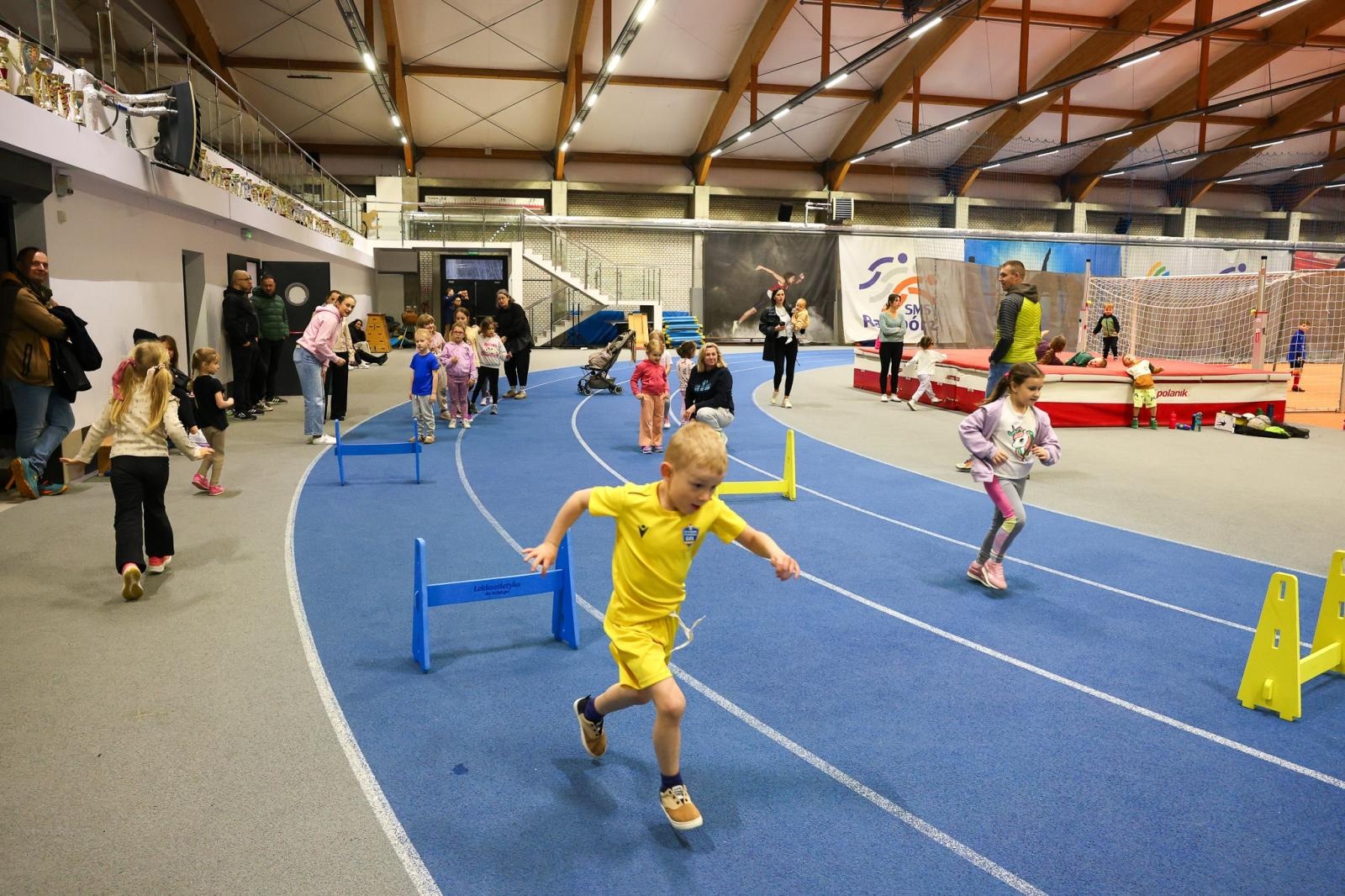 Zdjęcie w galerii na portalu naszraciborz.pl: Bo każdy artysta musi być w formie. Mali Odkrywcy Sztuki z RCK na treningu w Szkole Mistrzostwa Sportowego wiadomości z regionu
