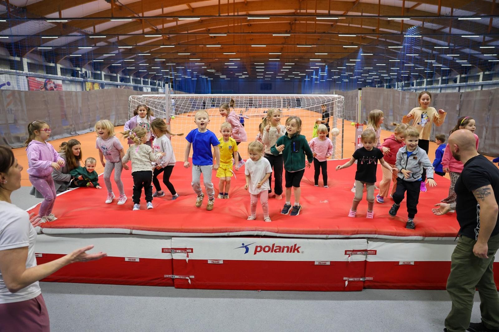 Zdjęcie w galerii na portalu naszraciborz.pl: Bo każdy artysta musi być w formie. Mali Odkrywcy Sztuki z RCK na treningu w Szkole Mistrzostwa Sportowego wiadomości z regionu